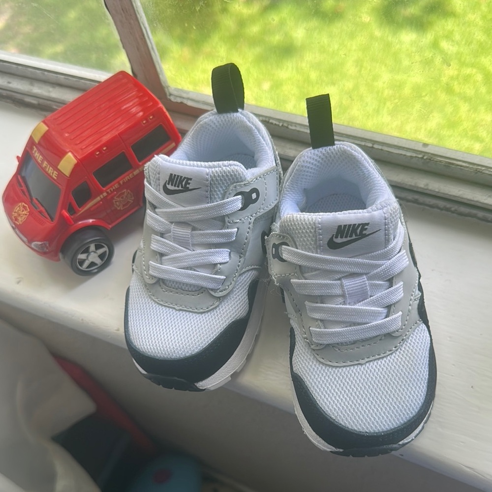 Nike air max White and Black Minimalist Sneakers